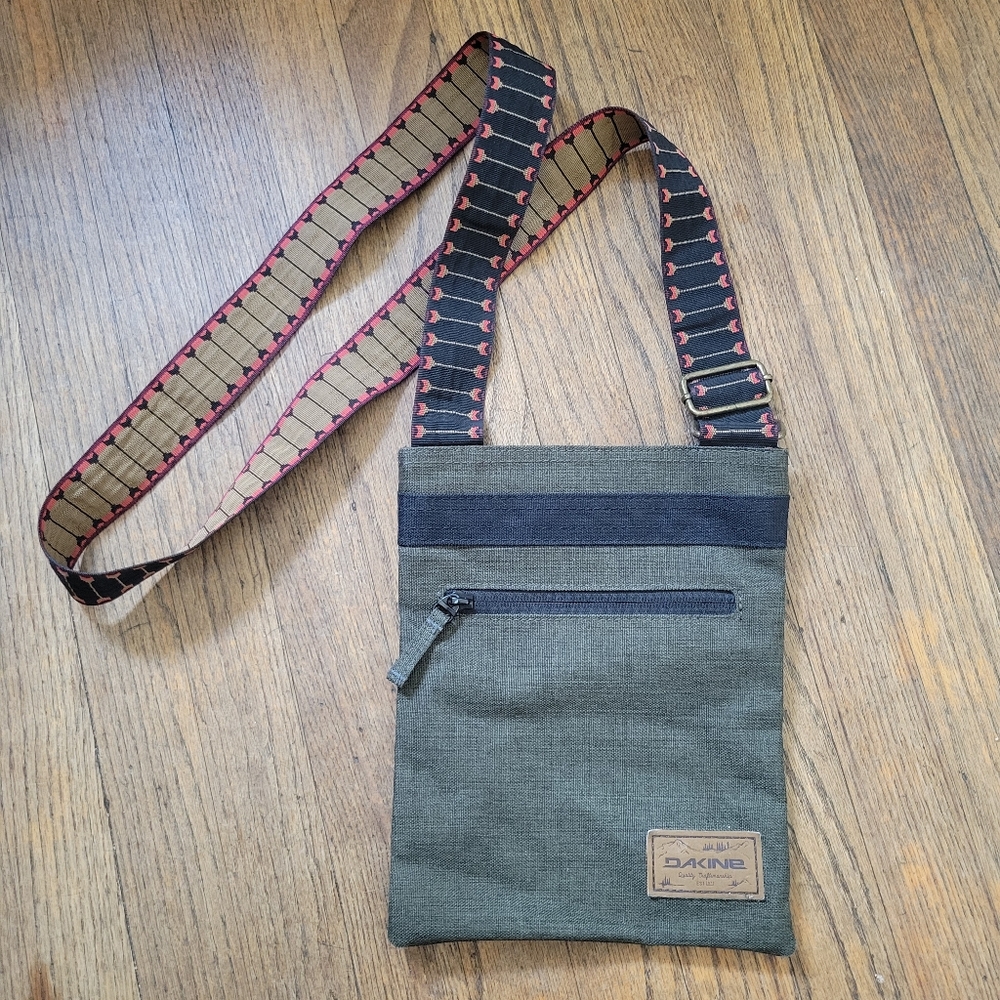 Dakine crossbody bag in olive green canvas and arrow strap